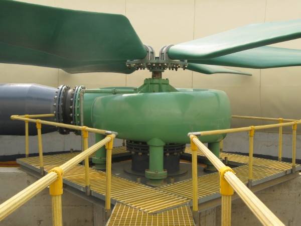 Turbine à eau et le ventilateur dans la tour de refroidissement.